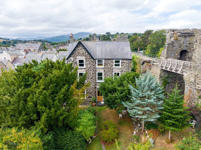 Chapel Street, Conwy, LL32