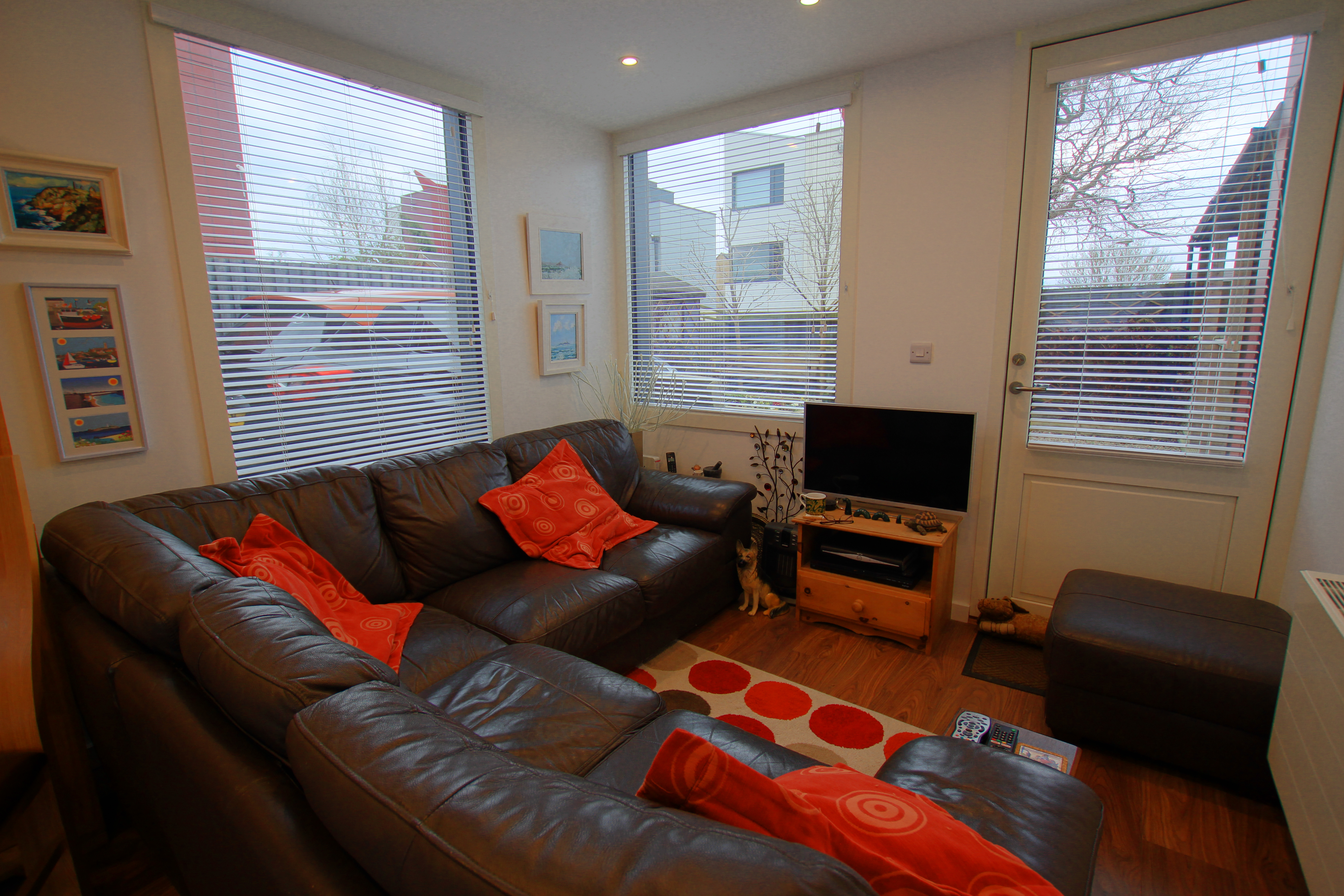 Holden Avenue, Oxley Park, MK4, photo 2