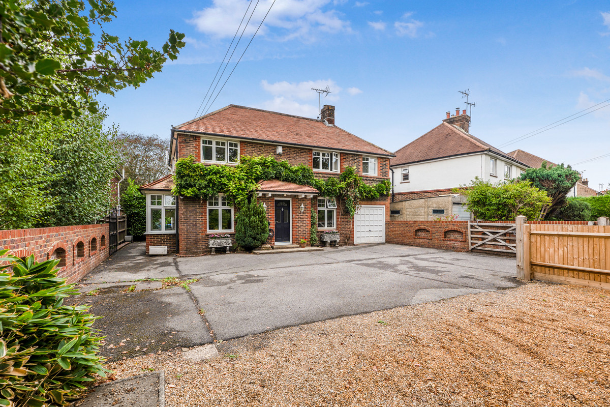 Crawley Road, Horsham, RH12, photo 2