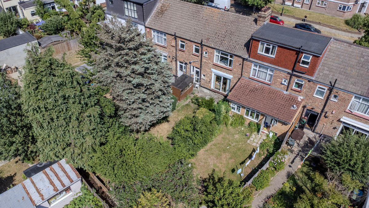 Connaught Gardens, London, N13, photo 2