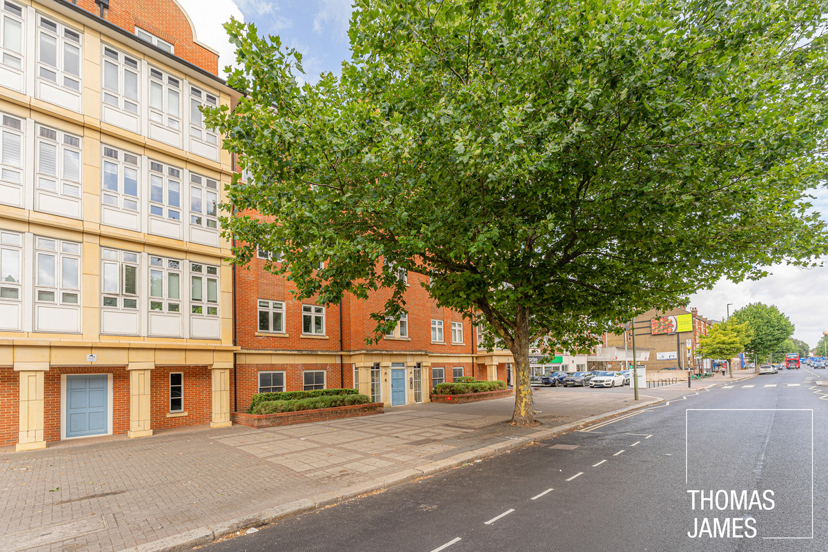 High Road, London, N12