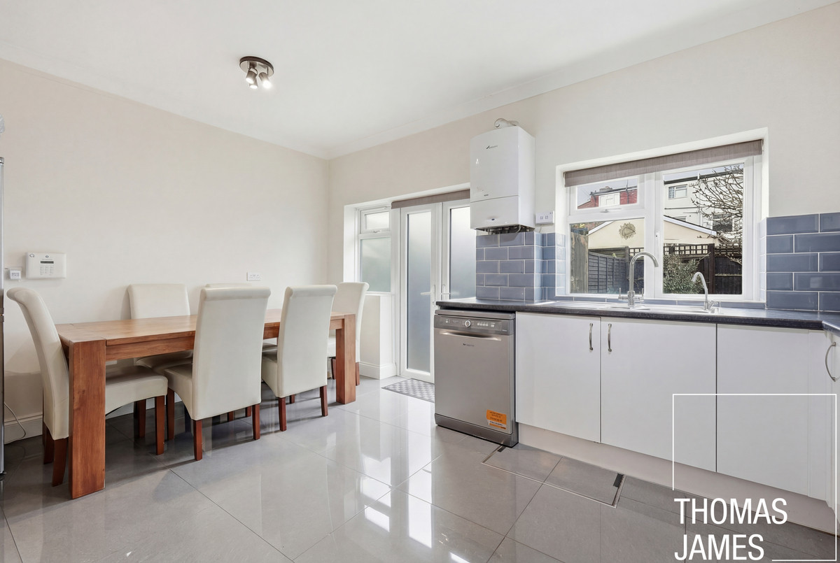 Oakfield Gardens, London, N18, photo 3