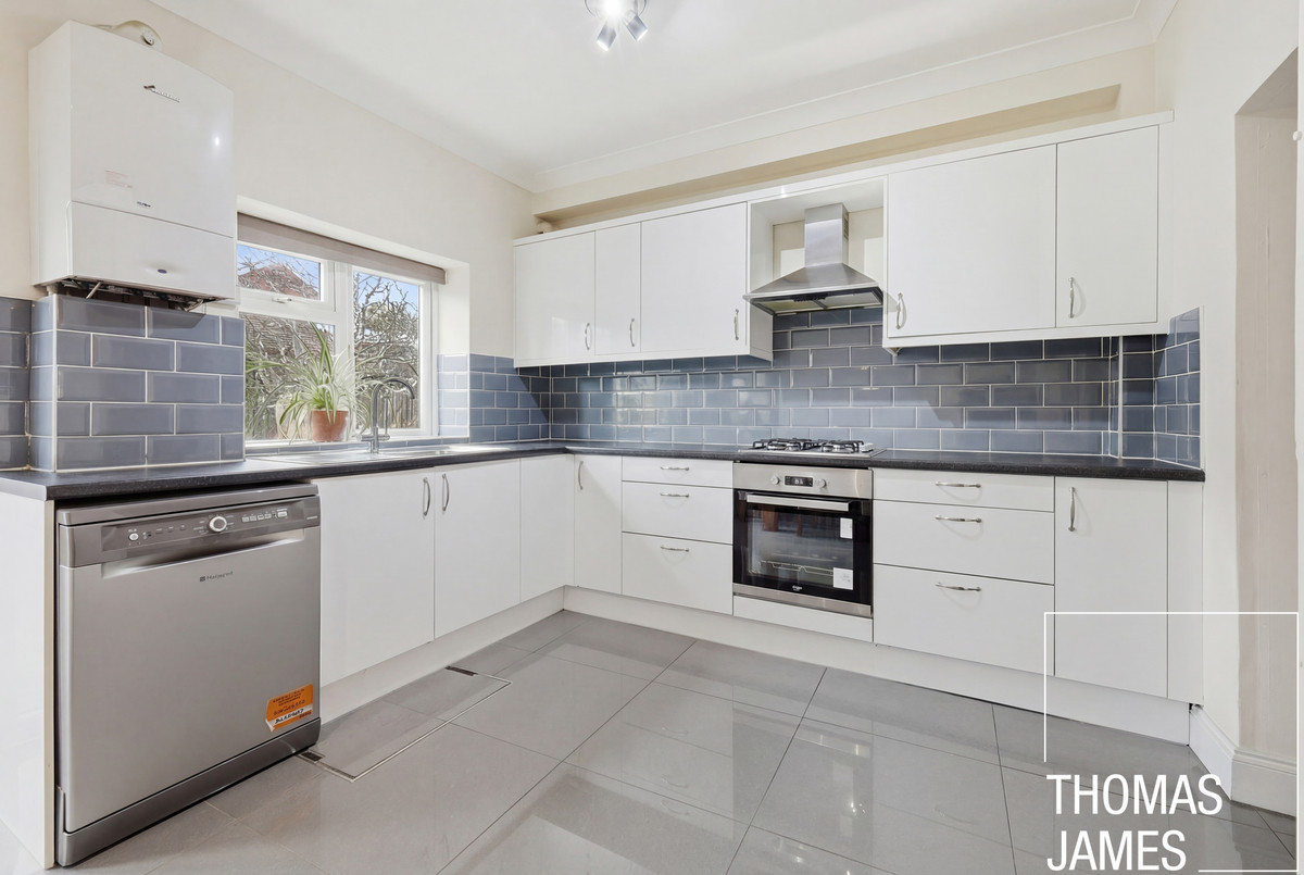 Oakfield Gardens, London, N18, photo 2