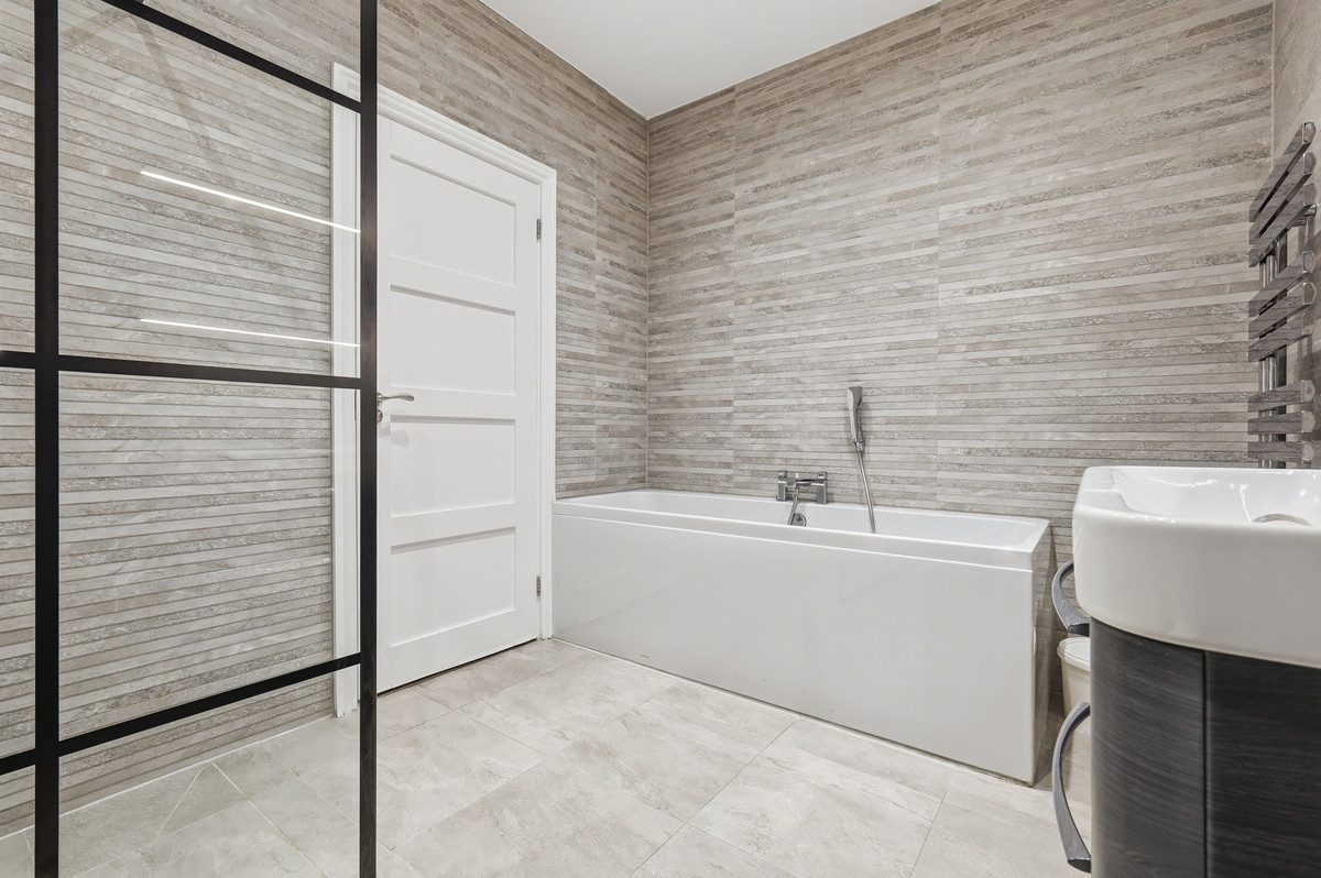 Eversley Crescent, London, N21, photo 20