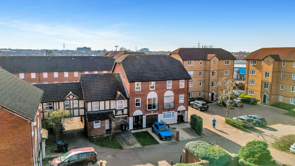 Cameron Square, Mitcham, CR4, photo 2