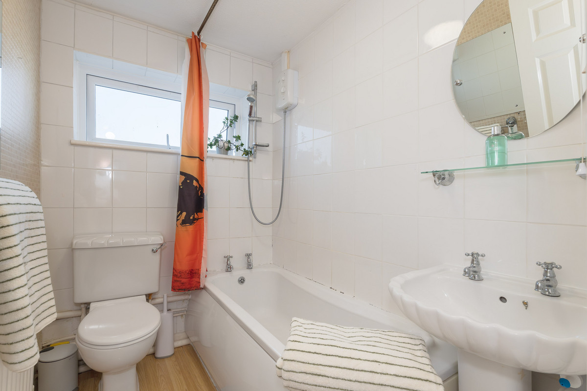 Sycamore Avenue, Horsham, RH12, photo 14