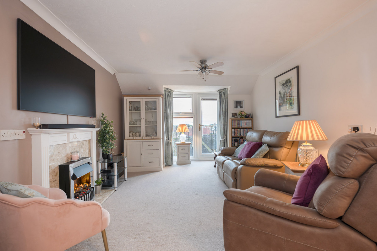 Tulip Court, Horsham, RH12, photo 2