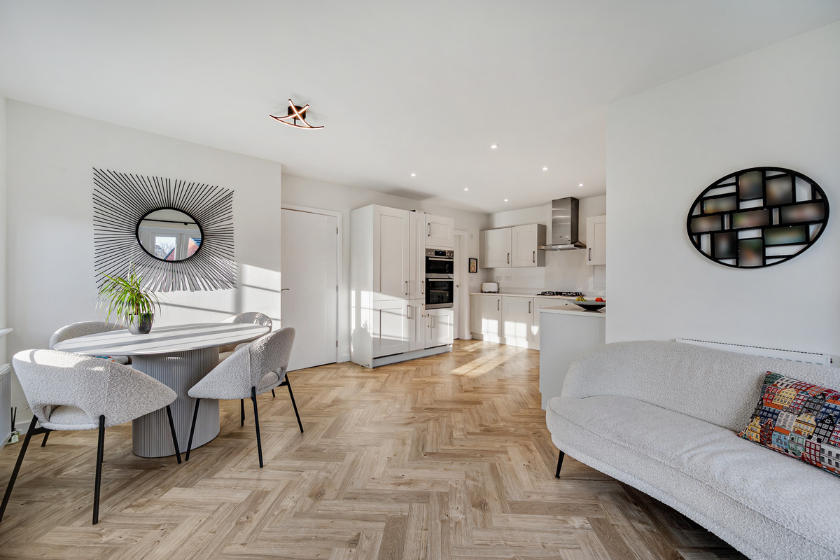 Featherstone Crescent, Cheadle, SK8, photo 2