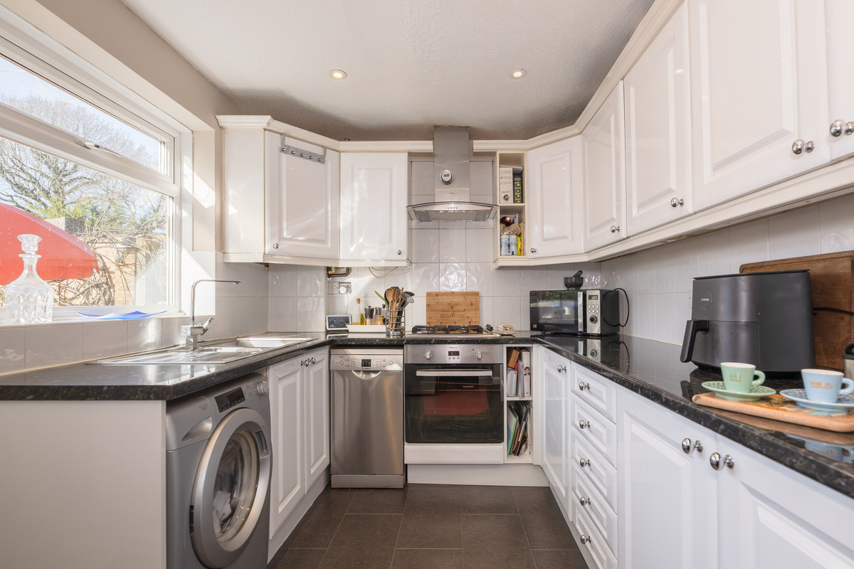 Sycamore Avenue, Horsham, RH12, photo 3