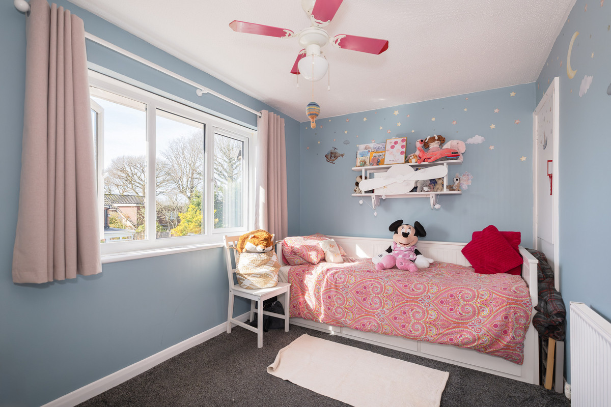 Sycamore Avenue, Horsham, RH12, photo 12