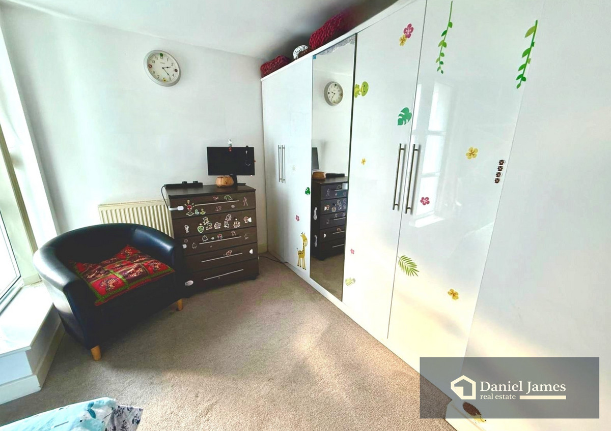 Barrier Point Road, London, E16, photo 9