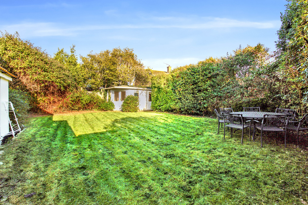 Locksash Close, West Wittering, photo 3