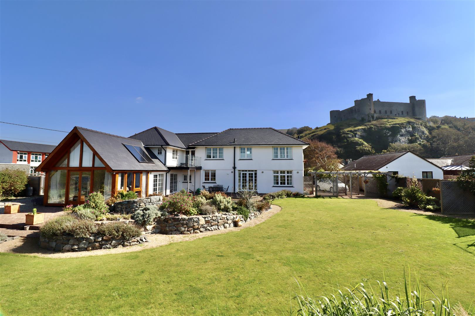 Beach Road, Harlech, LL46