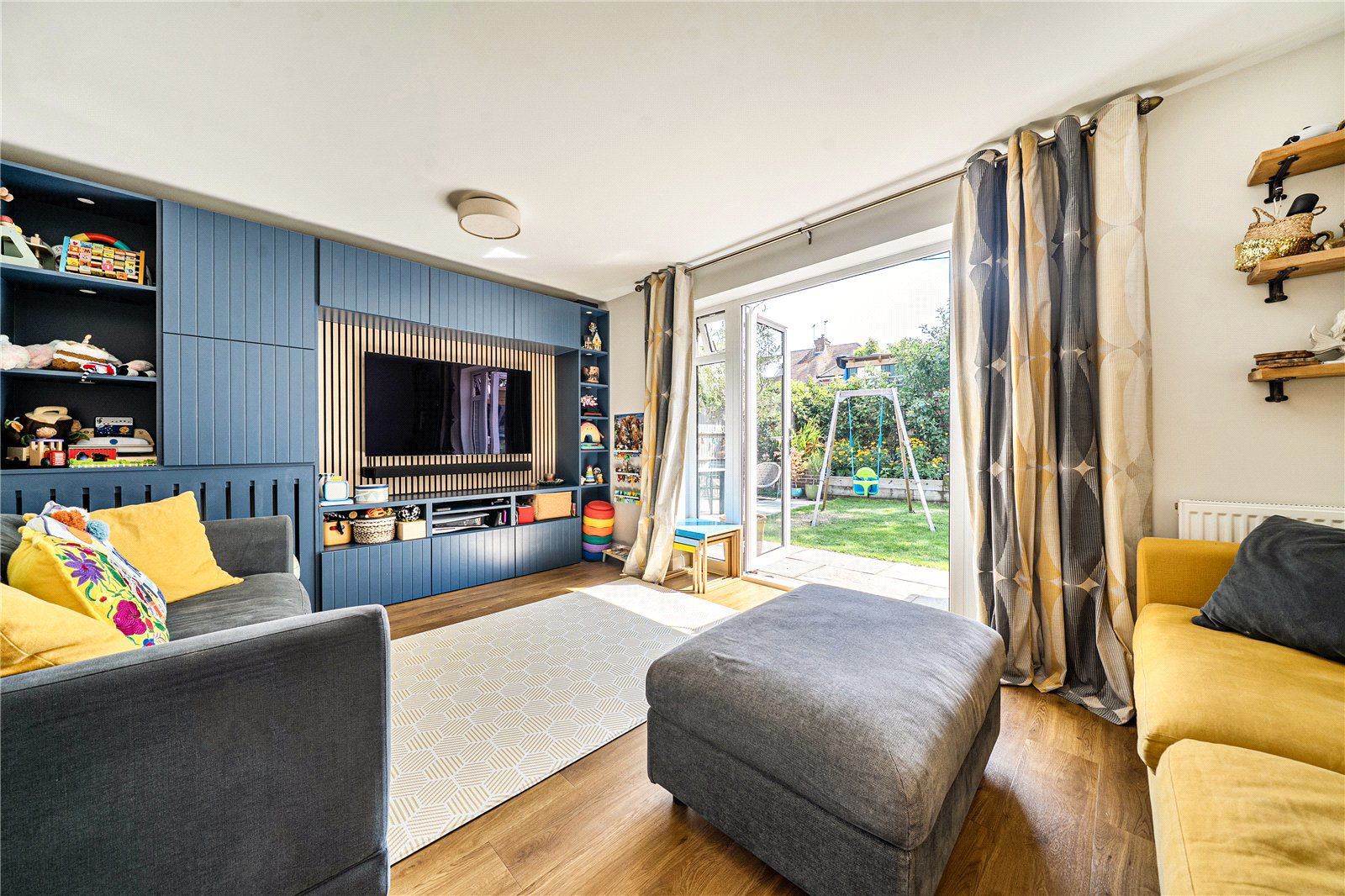 Blackburne Way, Tongham, Farnham, Surrey, GU10, photo 2
