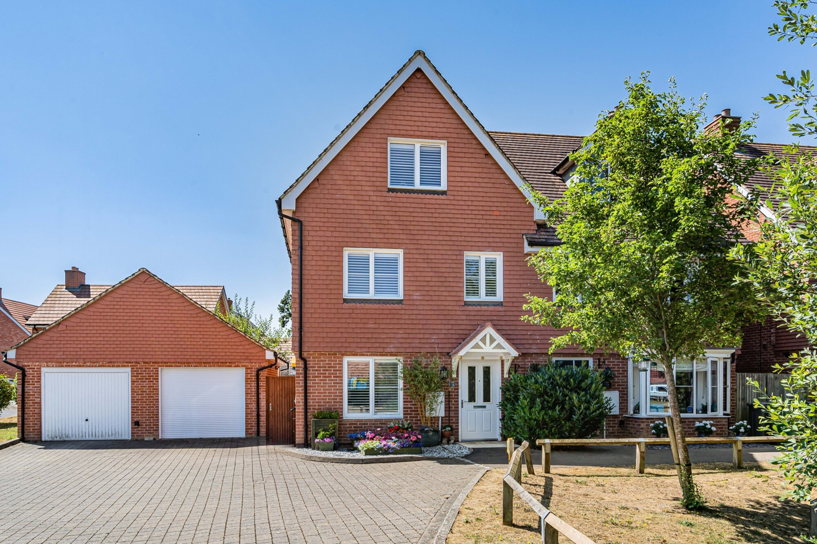 Parsons Way, Tongham, Farnham, Surrey, GU10