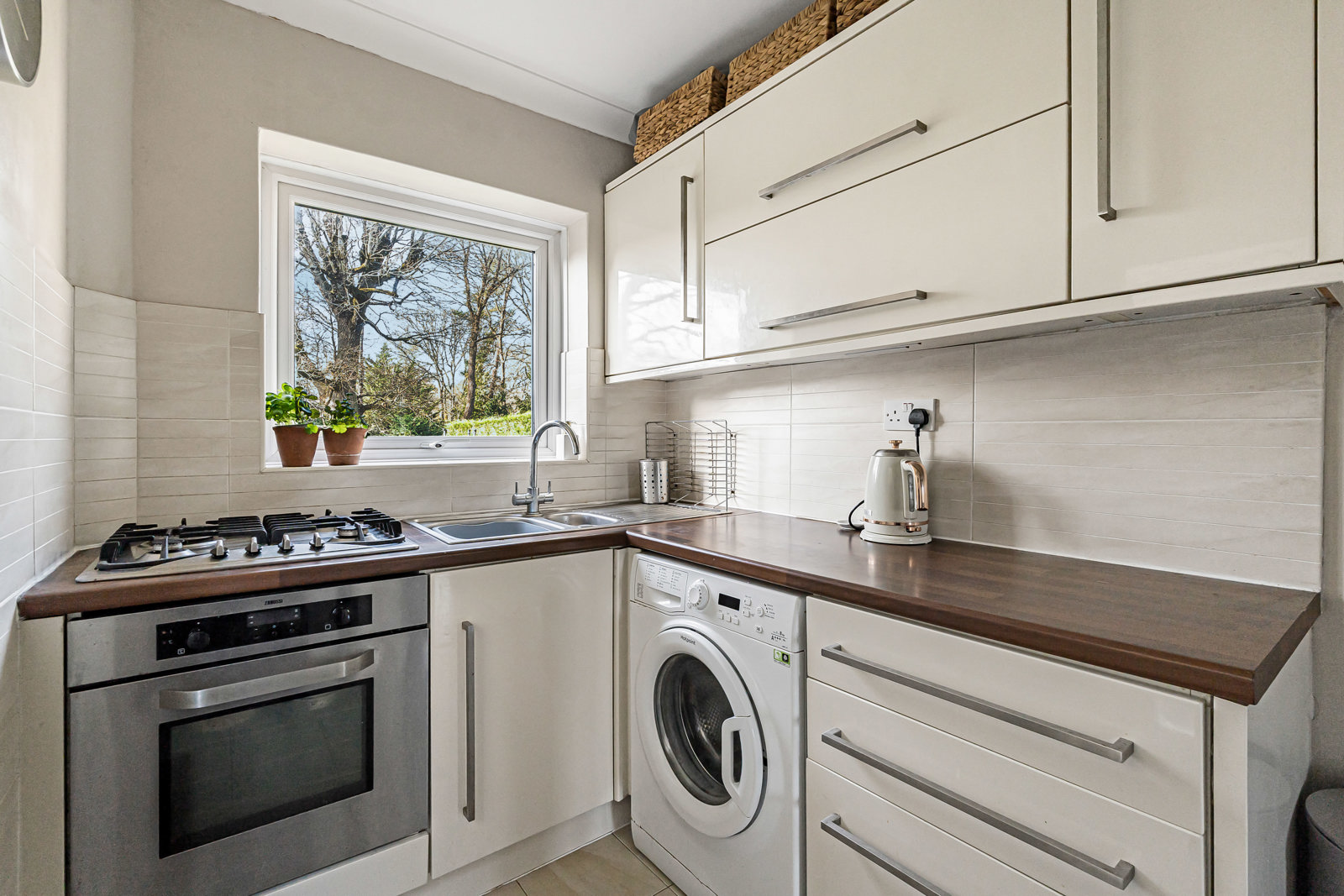 Thorn Road, Boundstone, Farnham, Surrey, GU10, photo 3