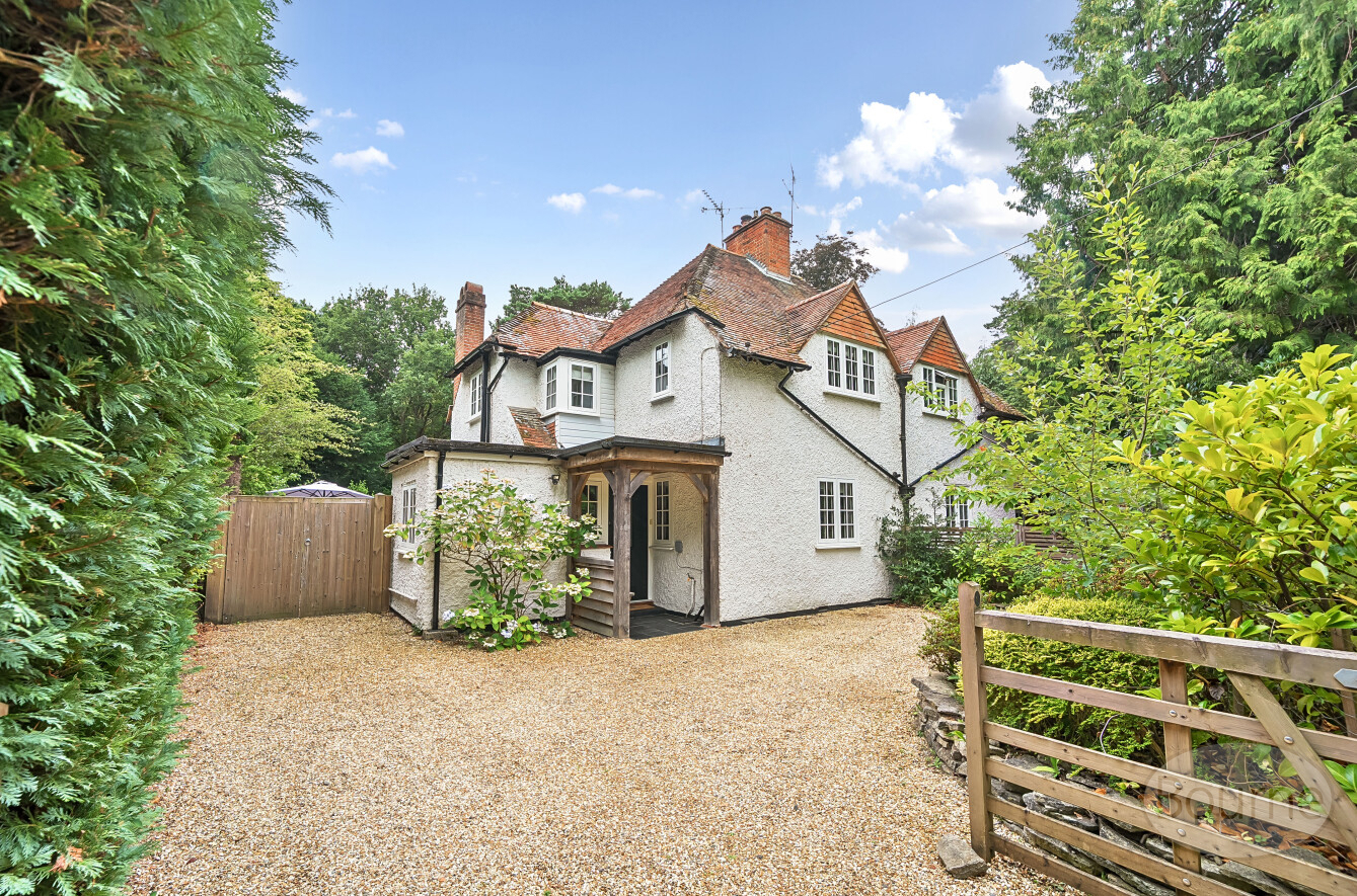 Littleworth Road, The Sands, Farnham, Surrey, GU10