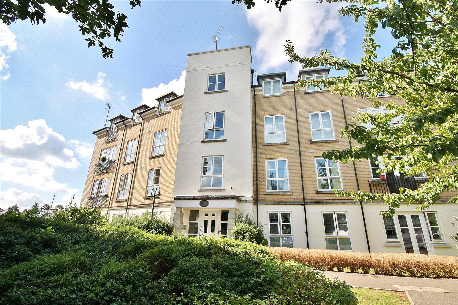 Tudor Way, Knaphill, Woking, Surrey, GU21