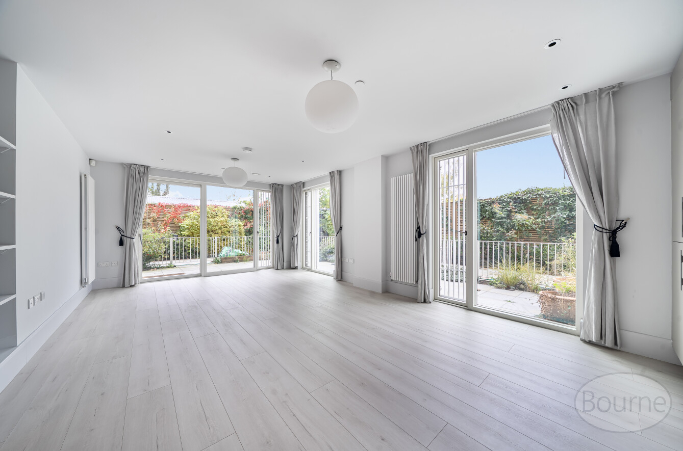 Portsmouth Road, Cobham, Surrey, KT11, photo 3