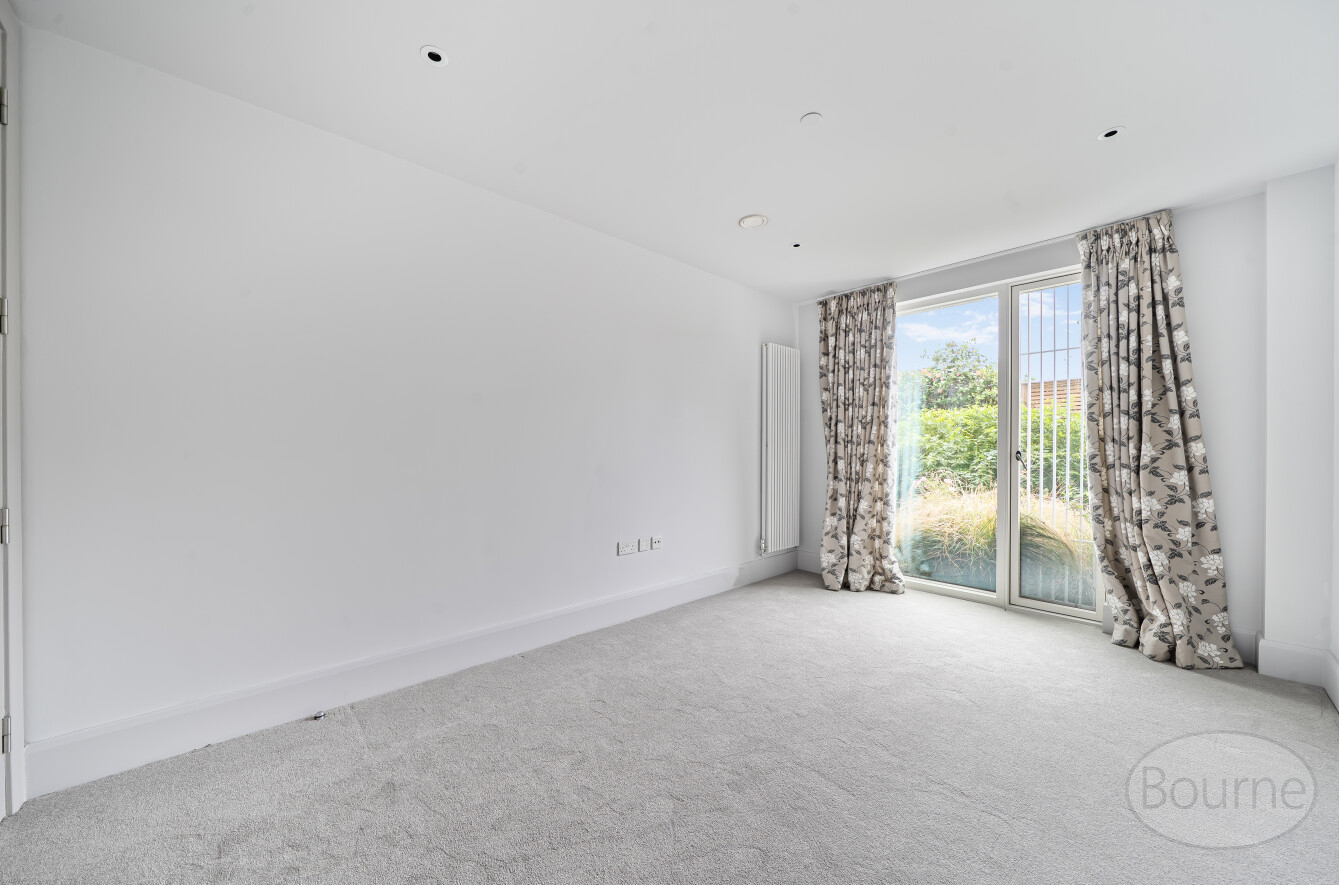 Portsmouth Road, Cobham, Surrey, KT11, photo 8
