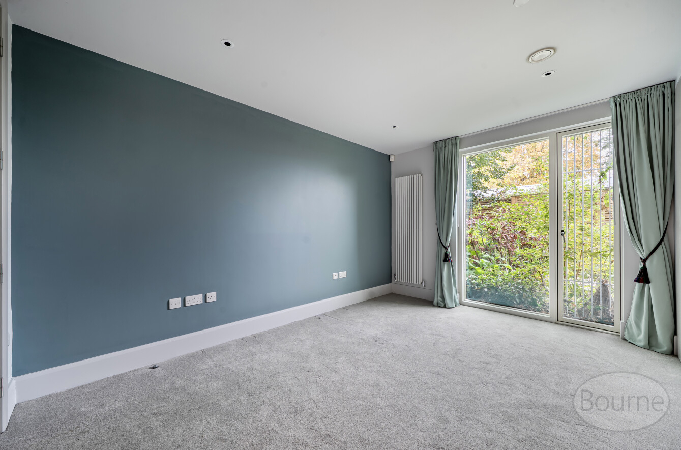 Portsmouth Road, Cobham, Surrey, KT11, photo 6