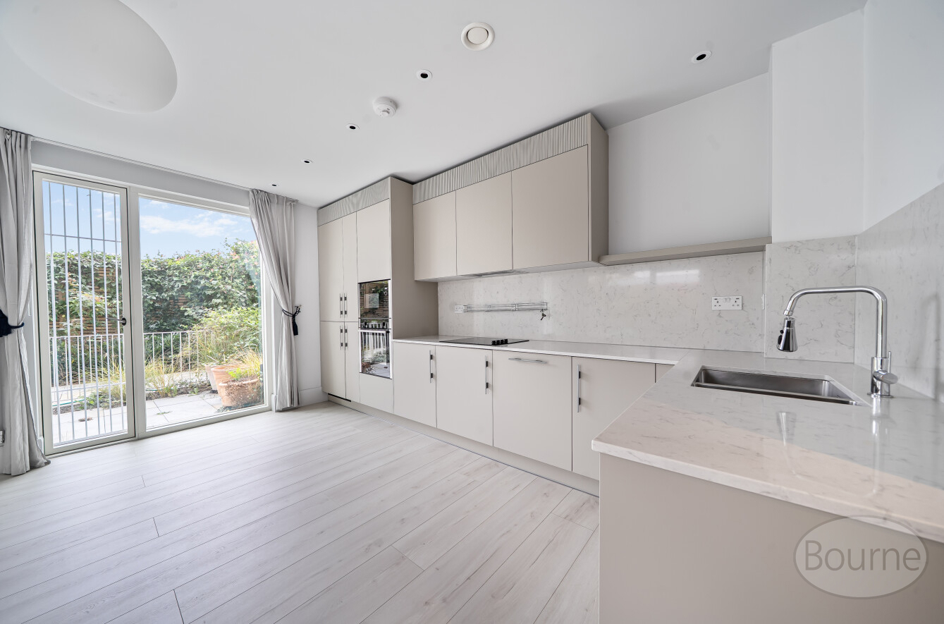 Portsmouth Road, Cobham, Surrey, KT11, photo 4