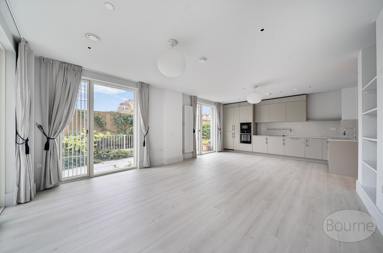 Portsmouth Road, Cobham, Surrey, KT11, photo 2