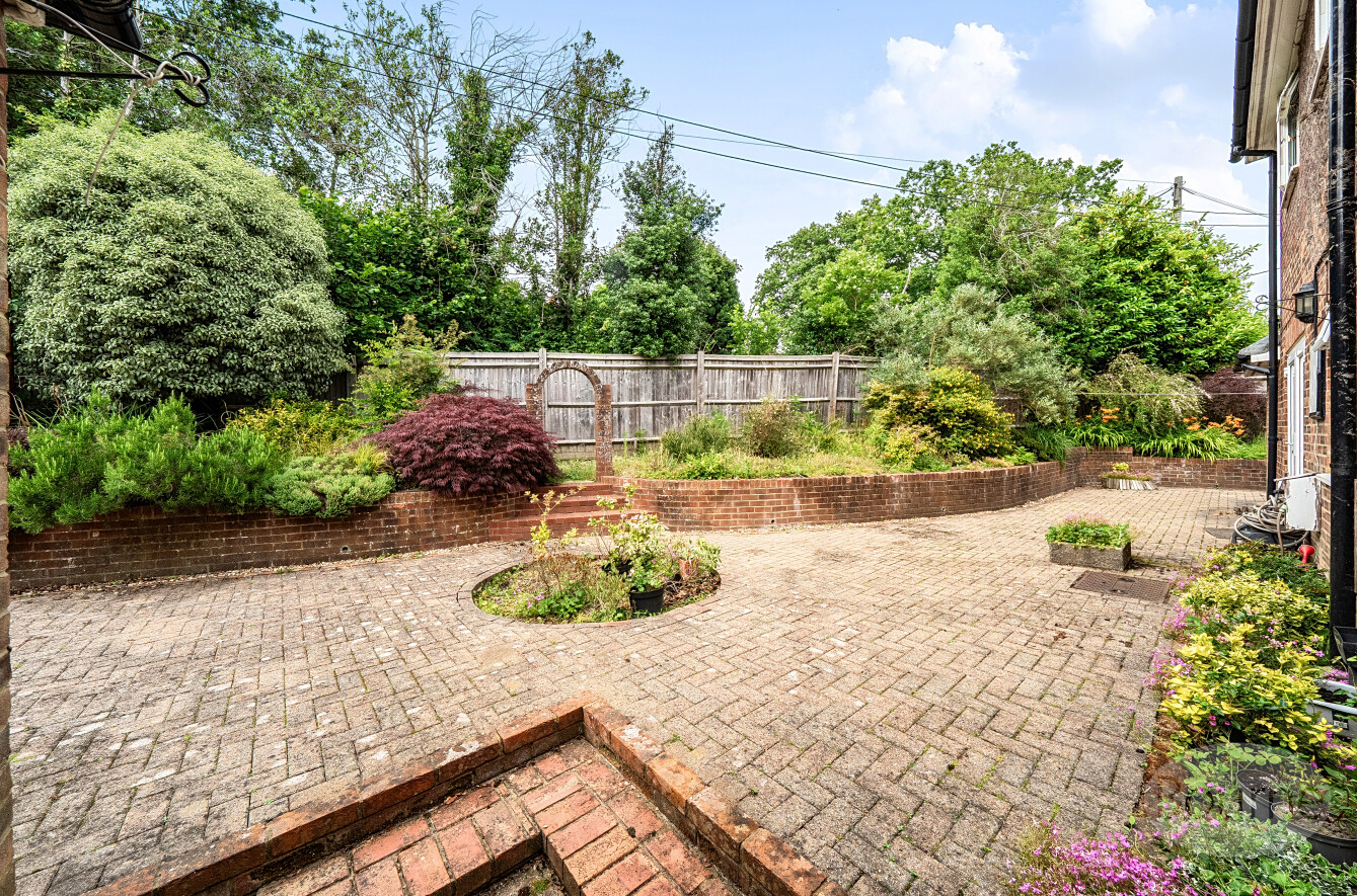 Robin Way, Wormley, Surrey, GU8, photo 10