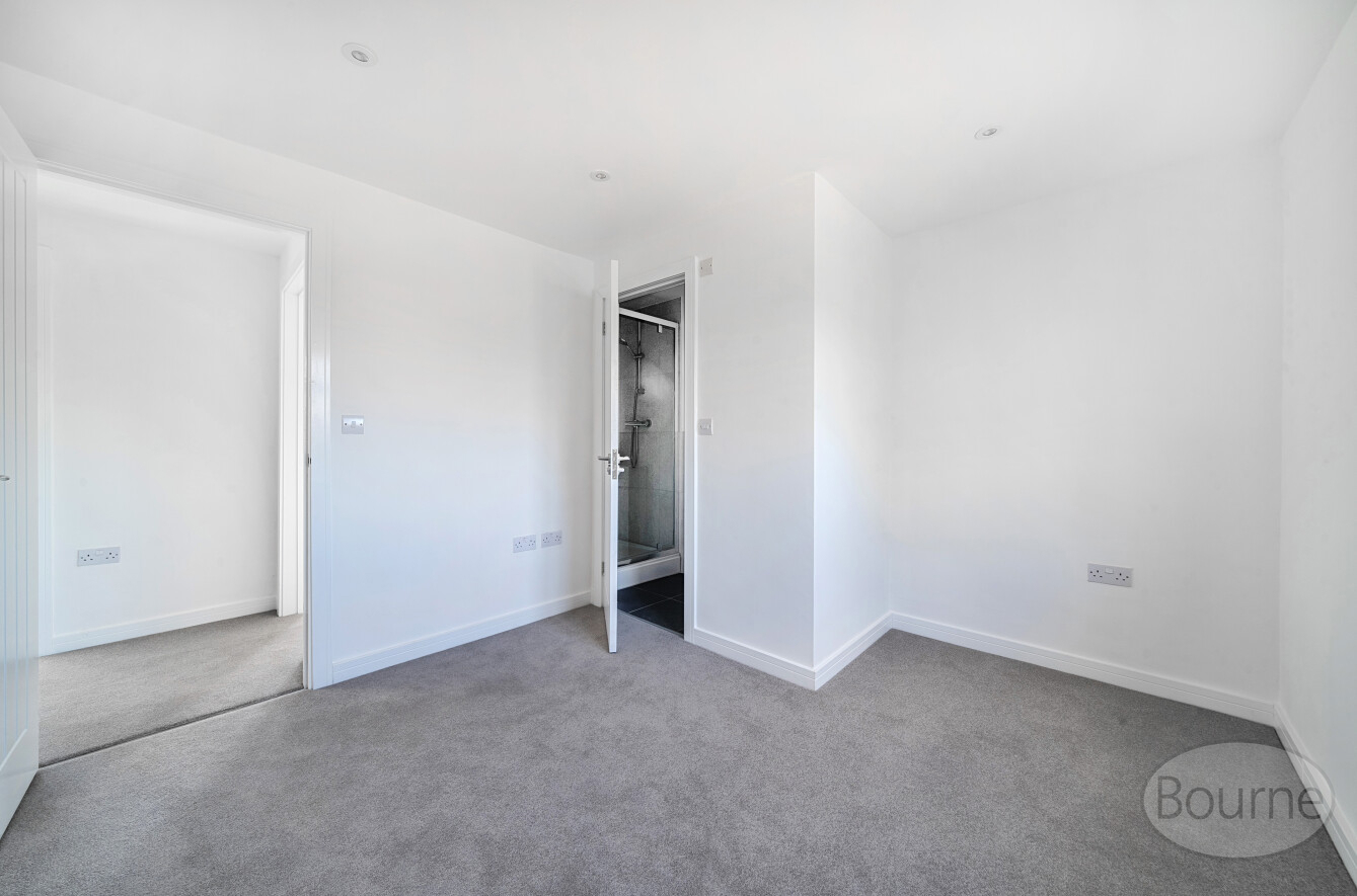 Broomwood Way, Lower Bourne, Farnham, Surrey, GU10, photo 7