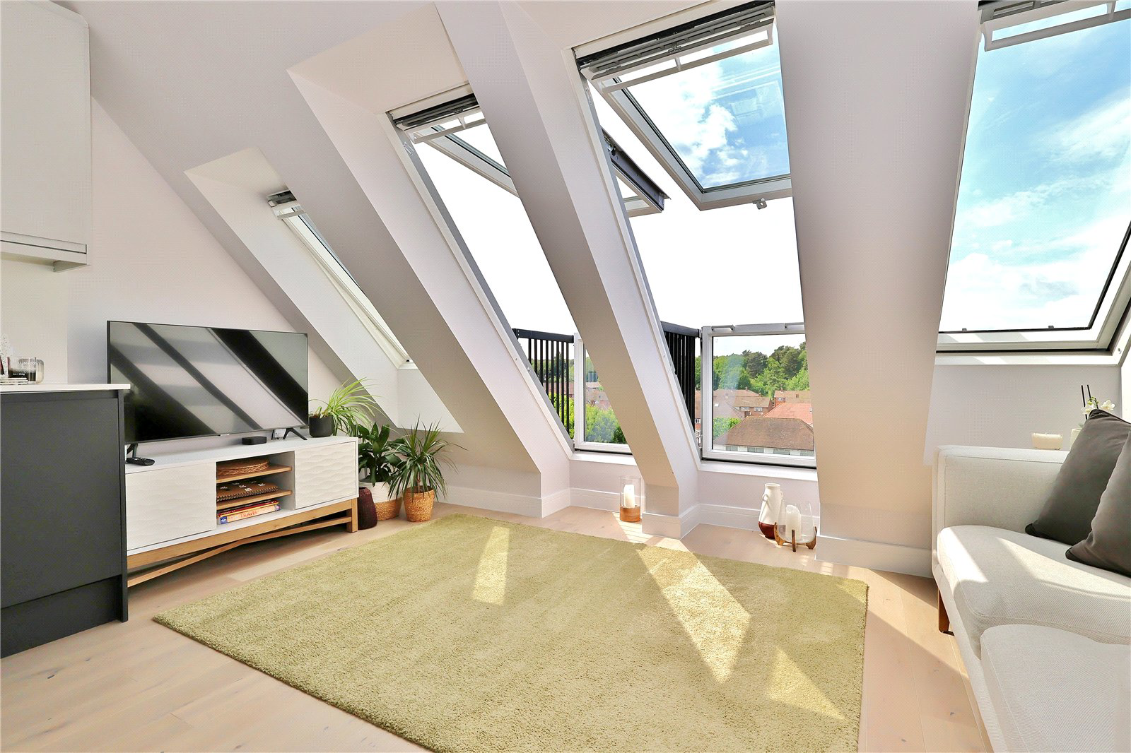 Albert Drive, Woking, Surrey, GU21, photo 2