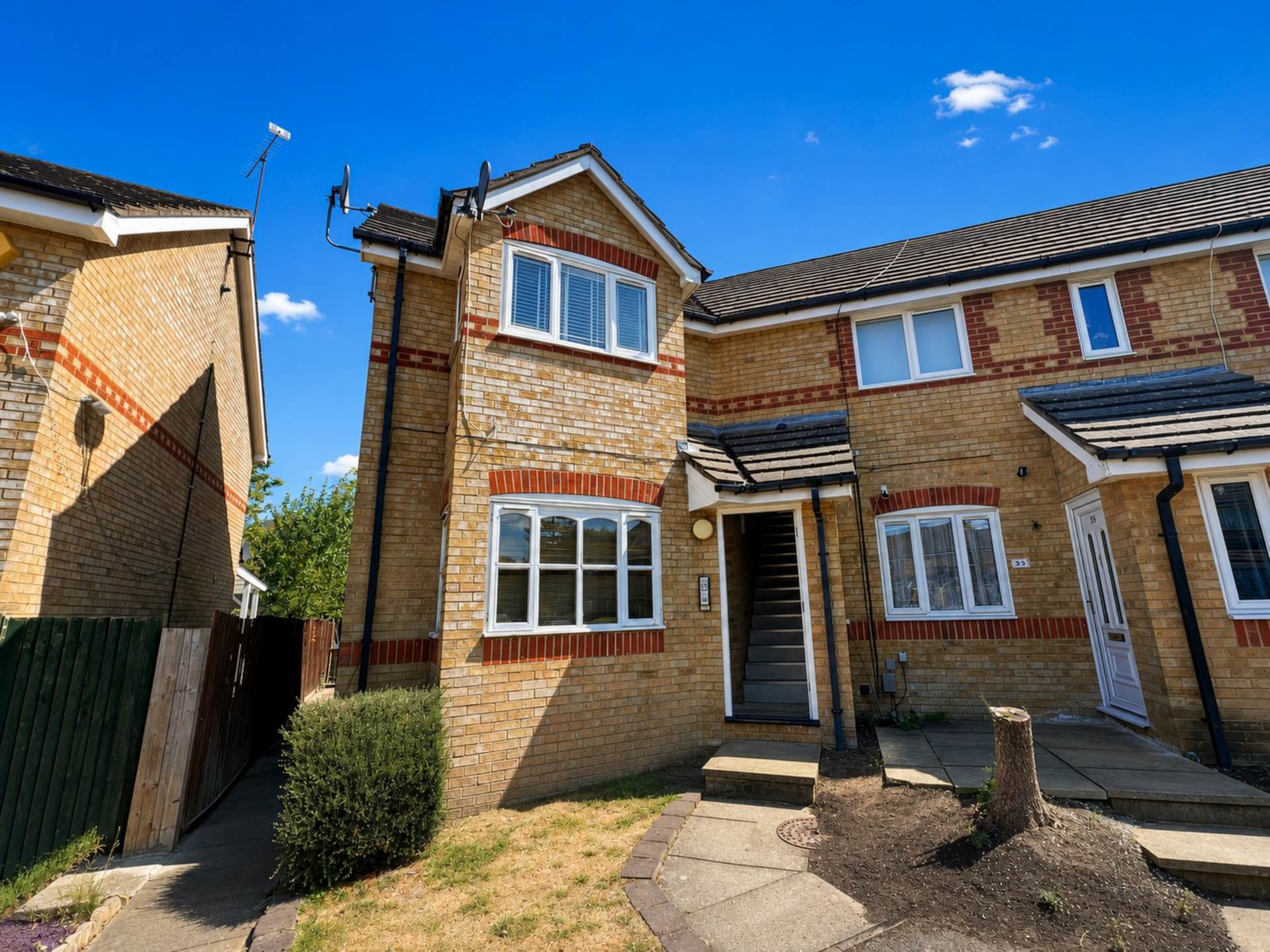 Larkspur Gardens, Luton