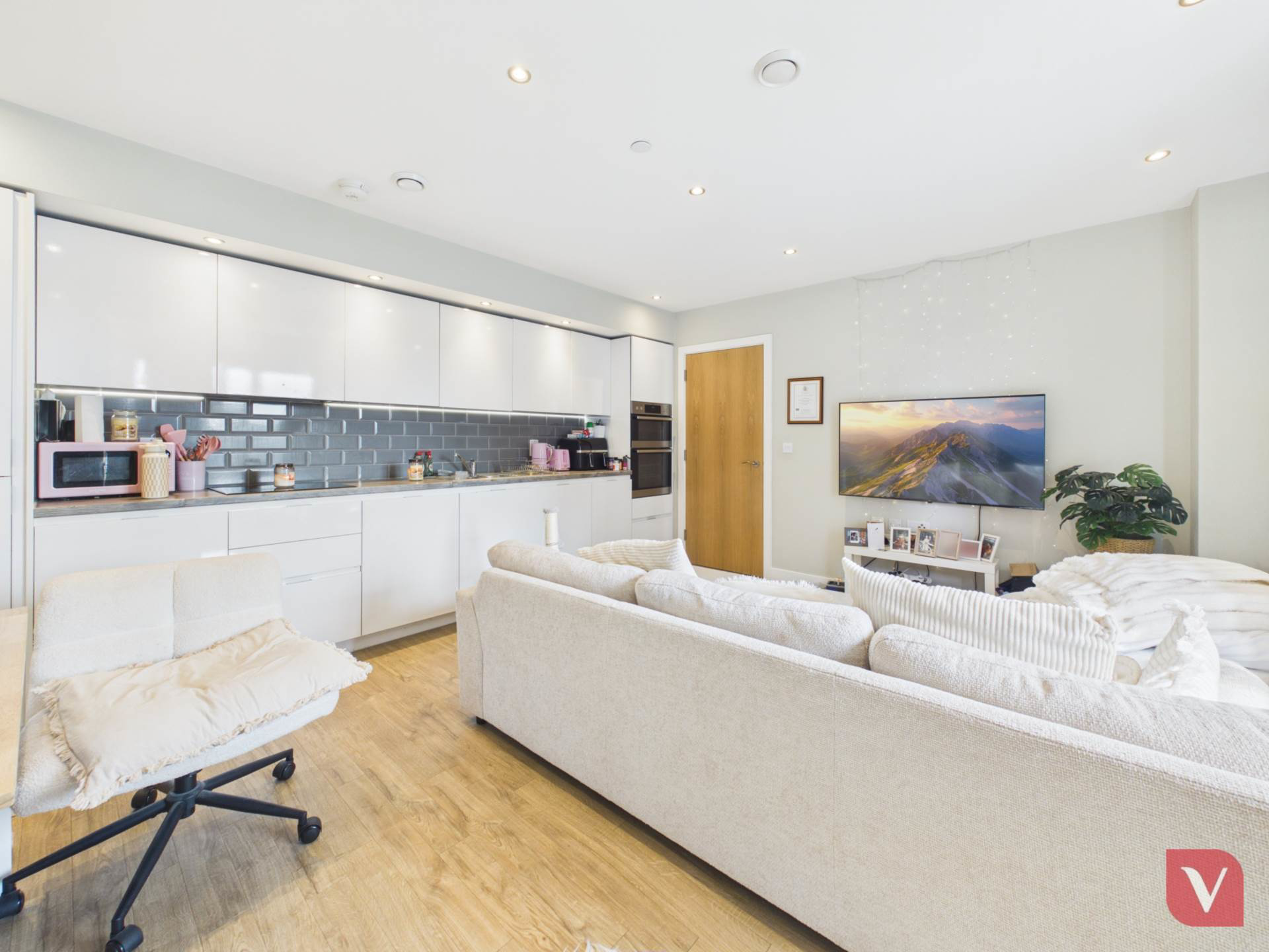 Brooklands Court, Stirling Drive, Luton, photo 2