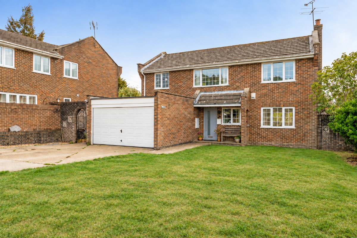 Hulfords Lane, Hartley Wintney, RG27