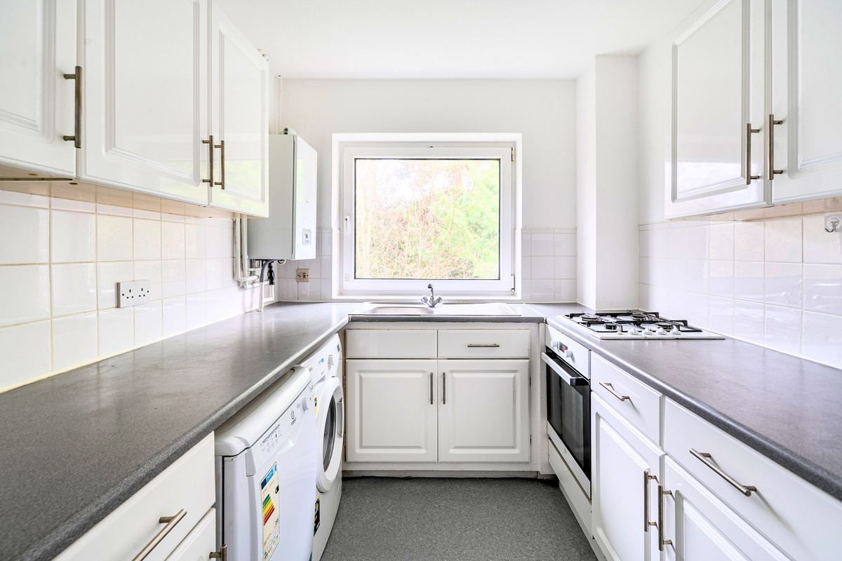 Hillbrook Gardens, Weybridge, KT13, photo 3