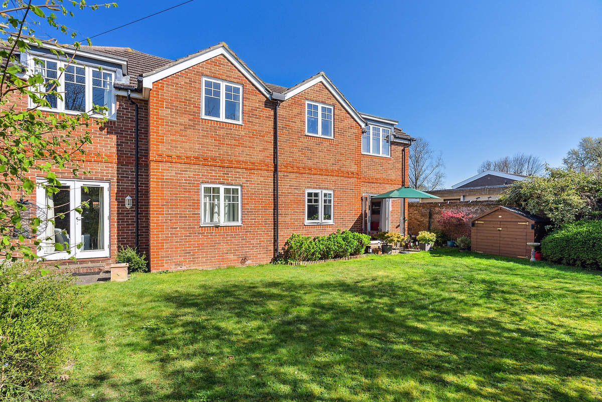Cedar Court Heathlands Close, Sunbury-on-Thames, TW16, photo 8