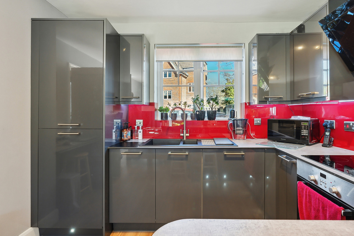 Cedar Court Heathlands Close, Sunbury-on-Thames, TW16, photo 12