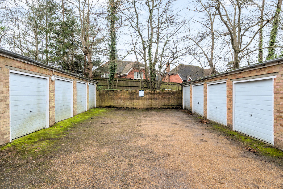 Hillbrook Gardens, Weybridge, KT13, photo 12