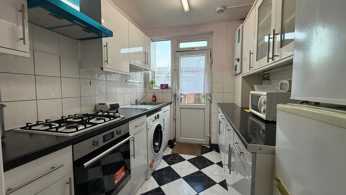 Oldfield Lane North, Greenford, UB6, photo 3