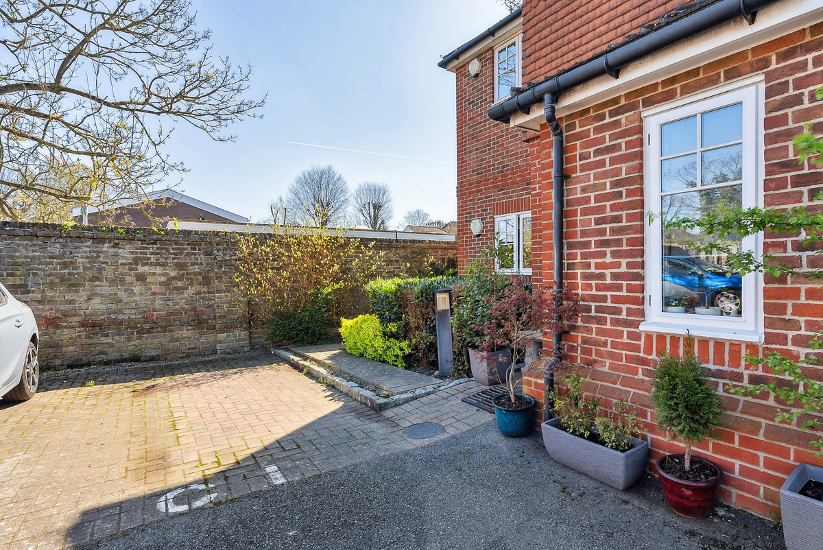 Cedar Court Heathlands Close, Sunbury-on-Thames, TW16, photo 15