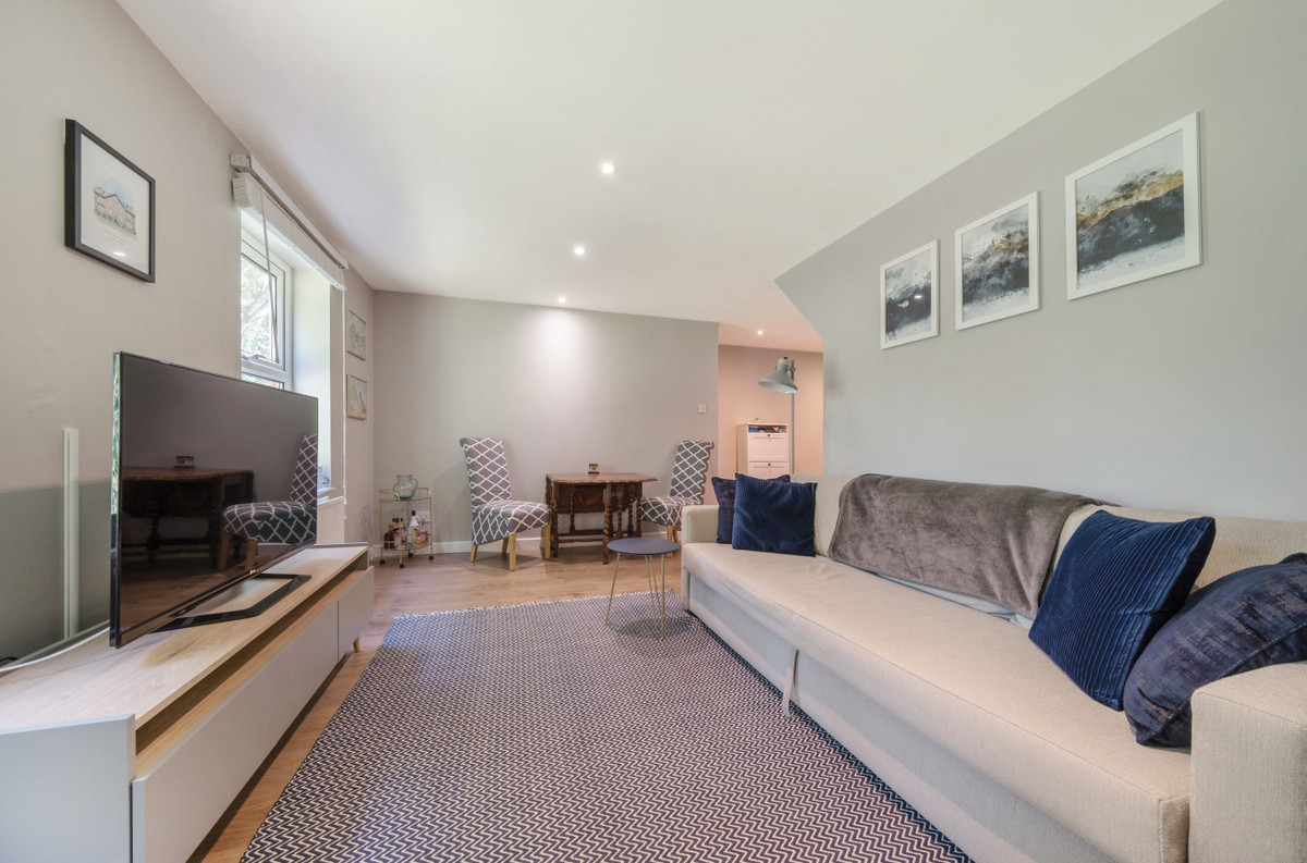 London Court, Newbury, RG14, photo 9
