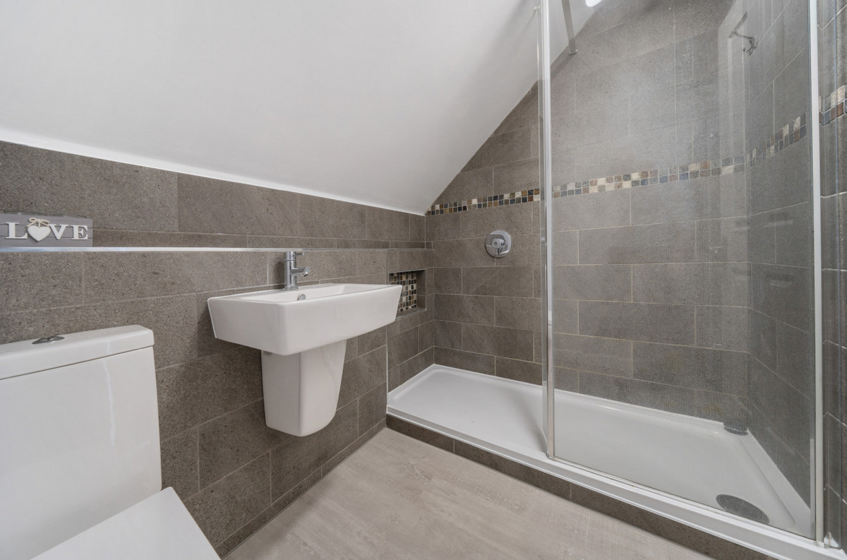 London Court, Newbury, RG14, photo 5