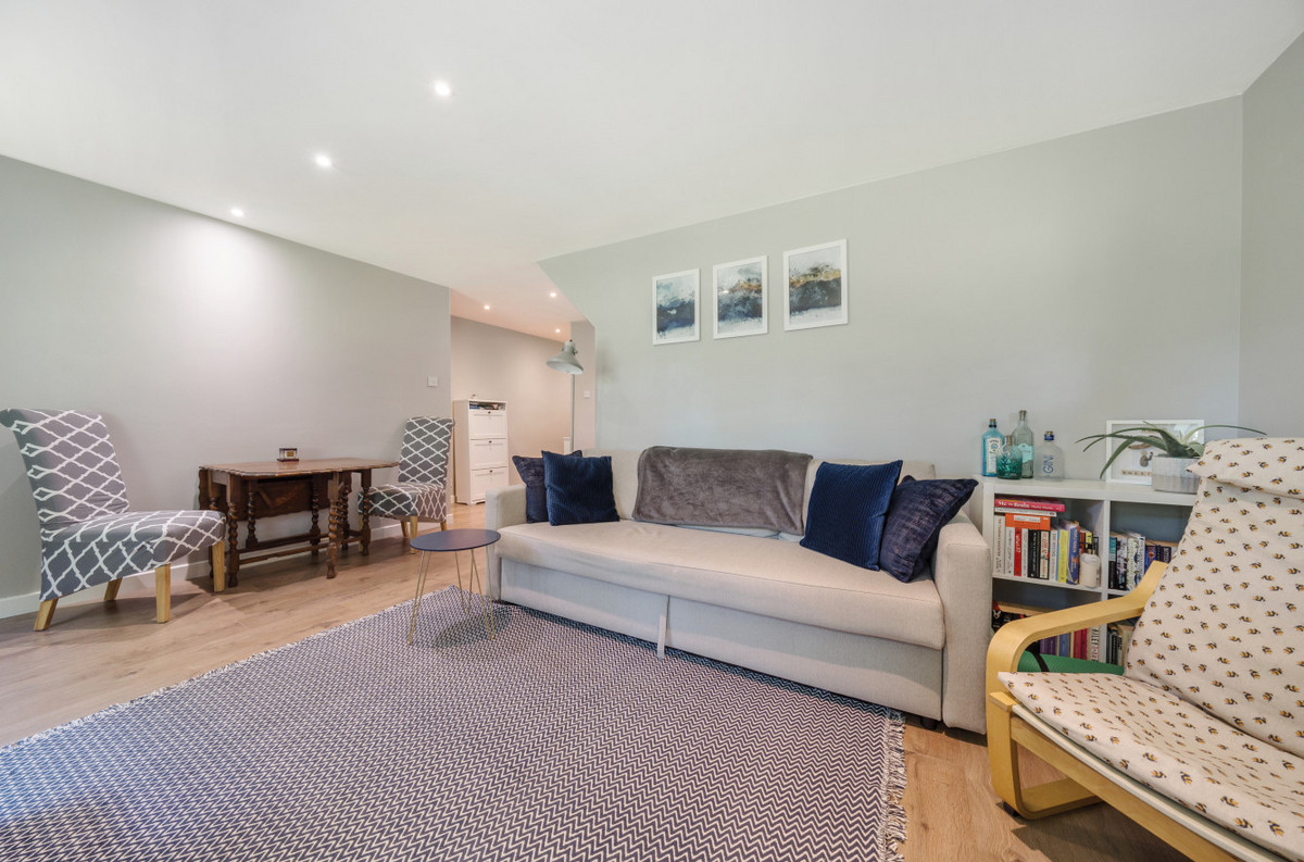 London Court, Newbury, RG14, photo 8