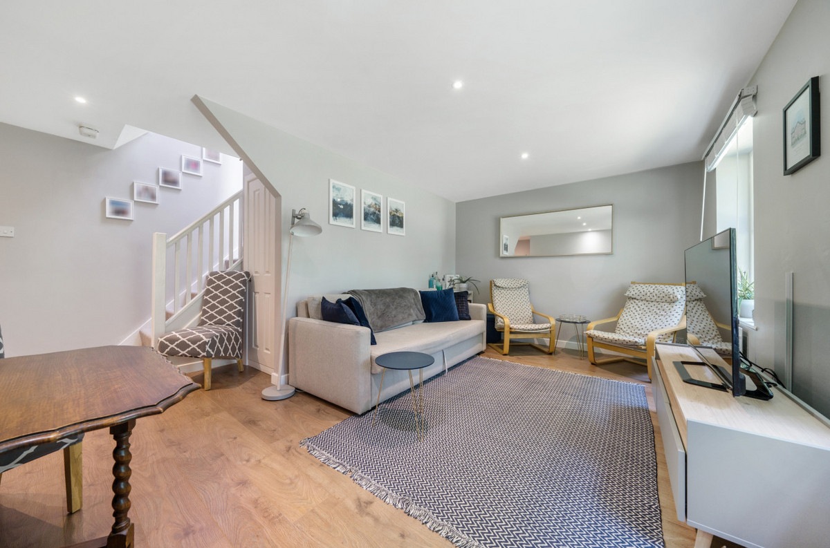 London Court, Newbury, RG14, photo 3