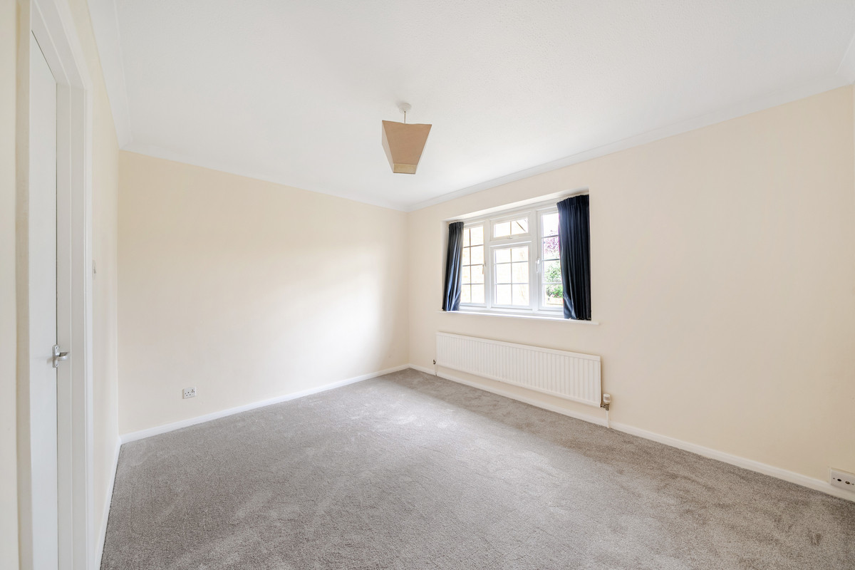 Parkway, Weybridge, KT13