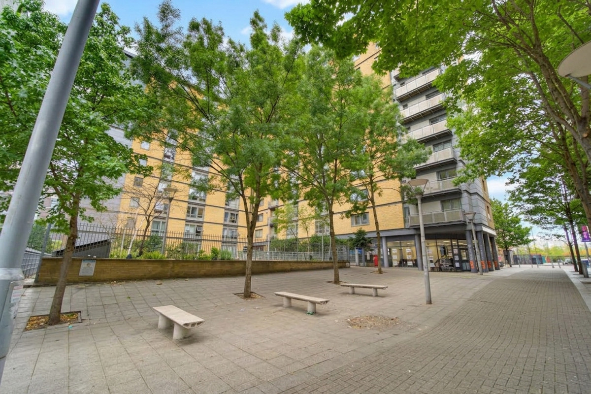 Victoria Road, London, W3, photo 13