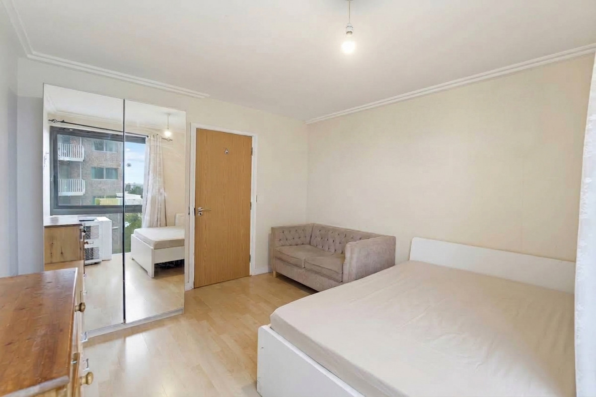 Victoria Road, London, W3, photo 3