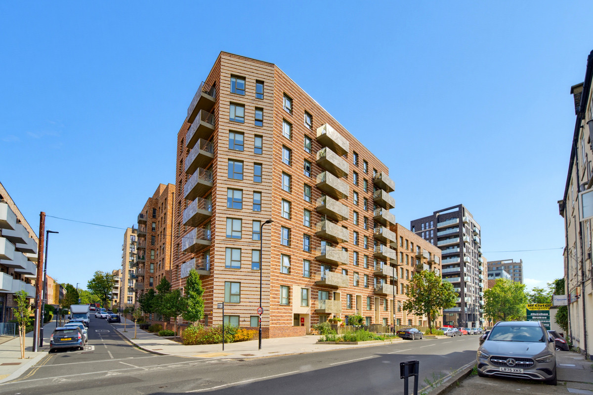 Pembrey Court, London, W3, photo 2
