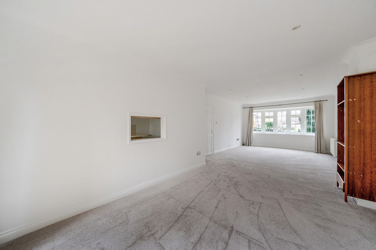 Parkway, Weybridge, KT13