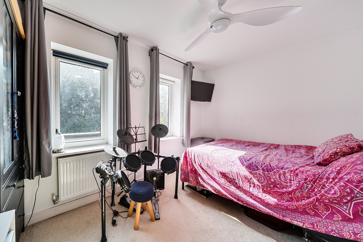Bullock Crescent, Woking, GU22, photo 12