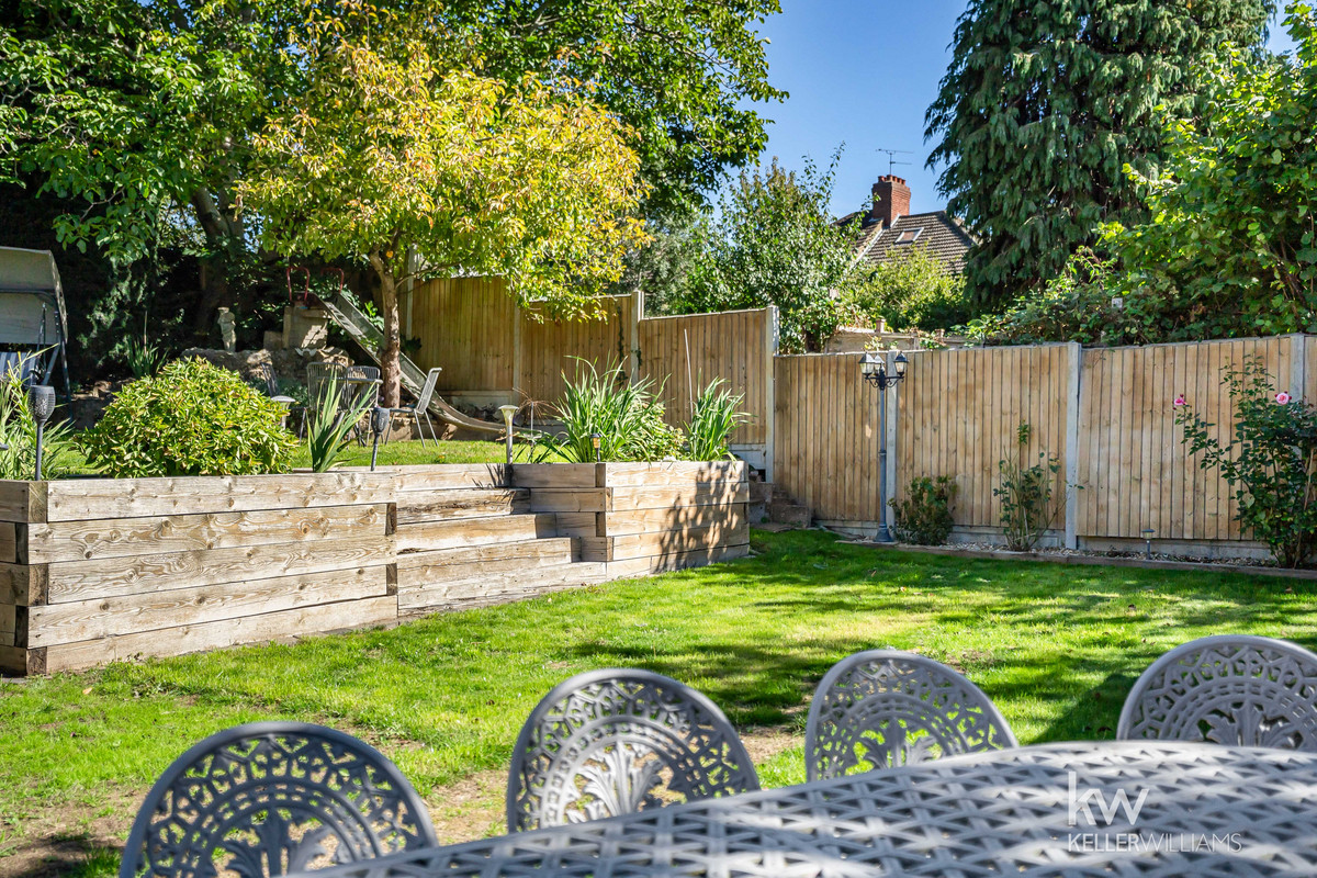Preston Gardens, Luton, LU2